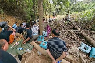 狂砍70分18板5助？恩比德赛后搂着76人前主帅布朗寒暄叙旧